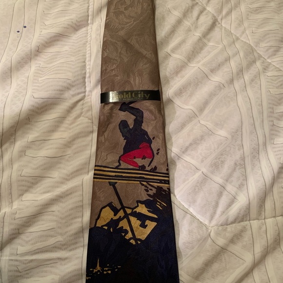 Very good brandhNd made ties from Italy . - Picture 3 of 5